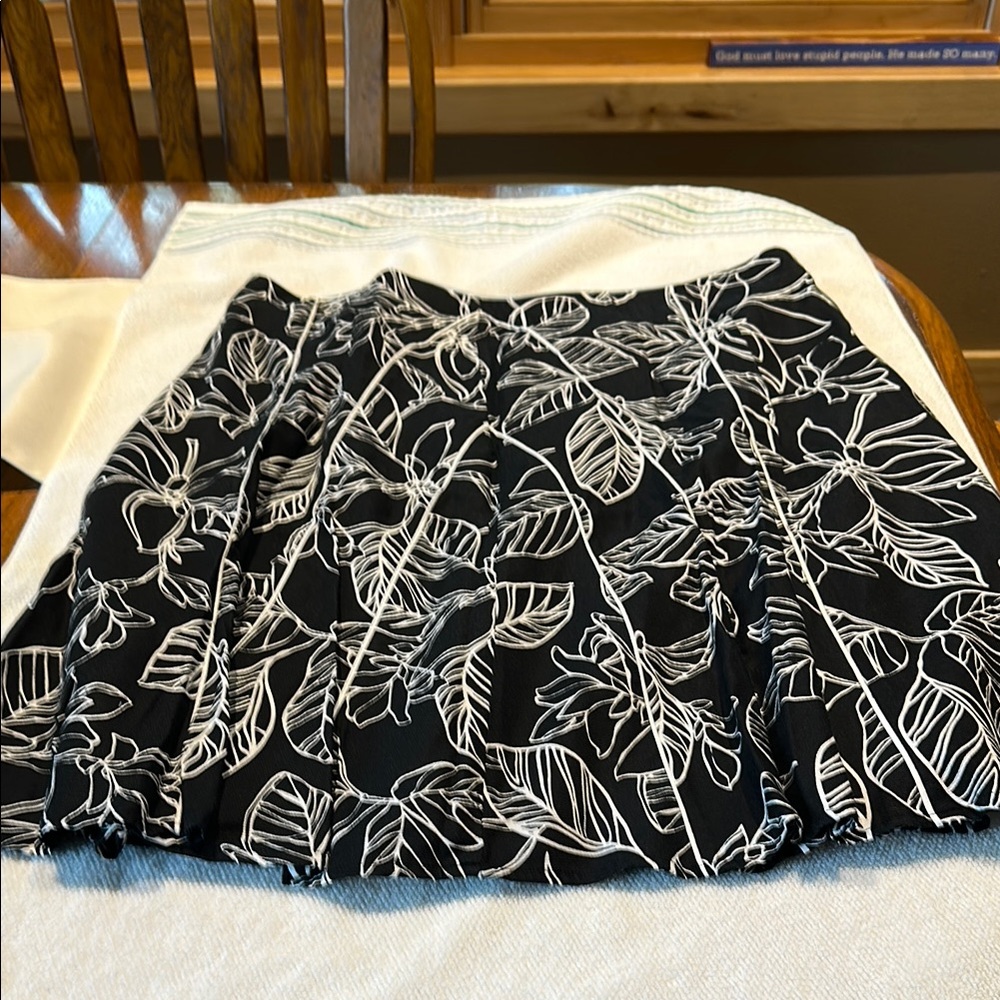 Chic Black and White Floral A-Line Skirt